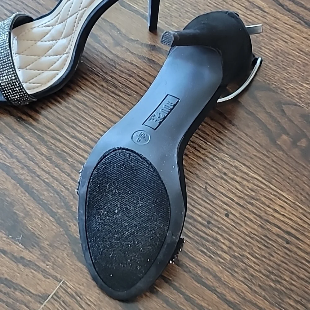 Heels - Picture 3 of 3